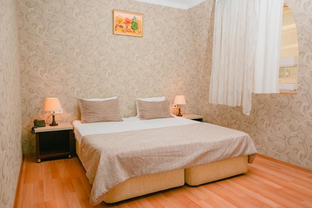 The Center Hotel Bakoe Buitenkant foto