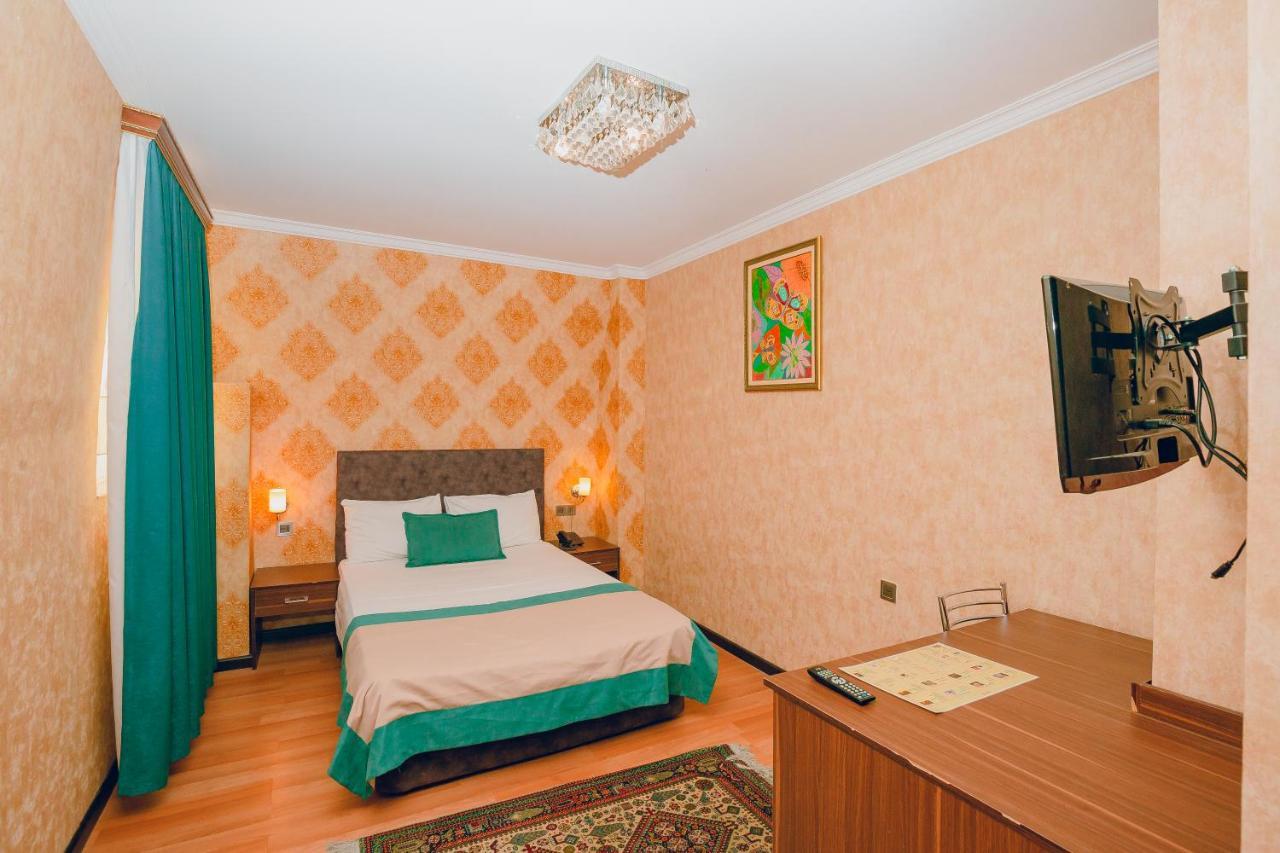 The Center Hotel Bakoe Buitenkant foto