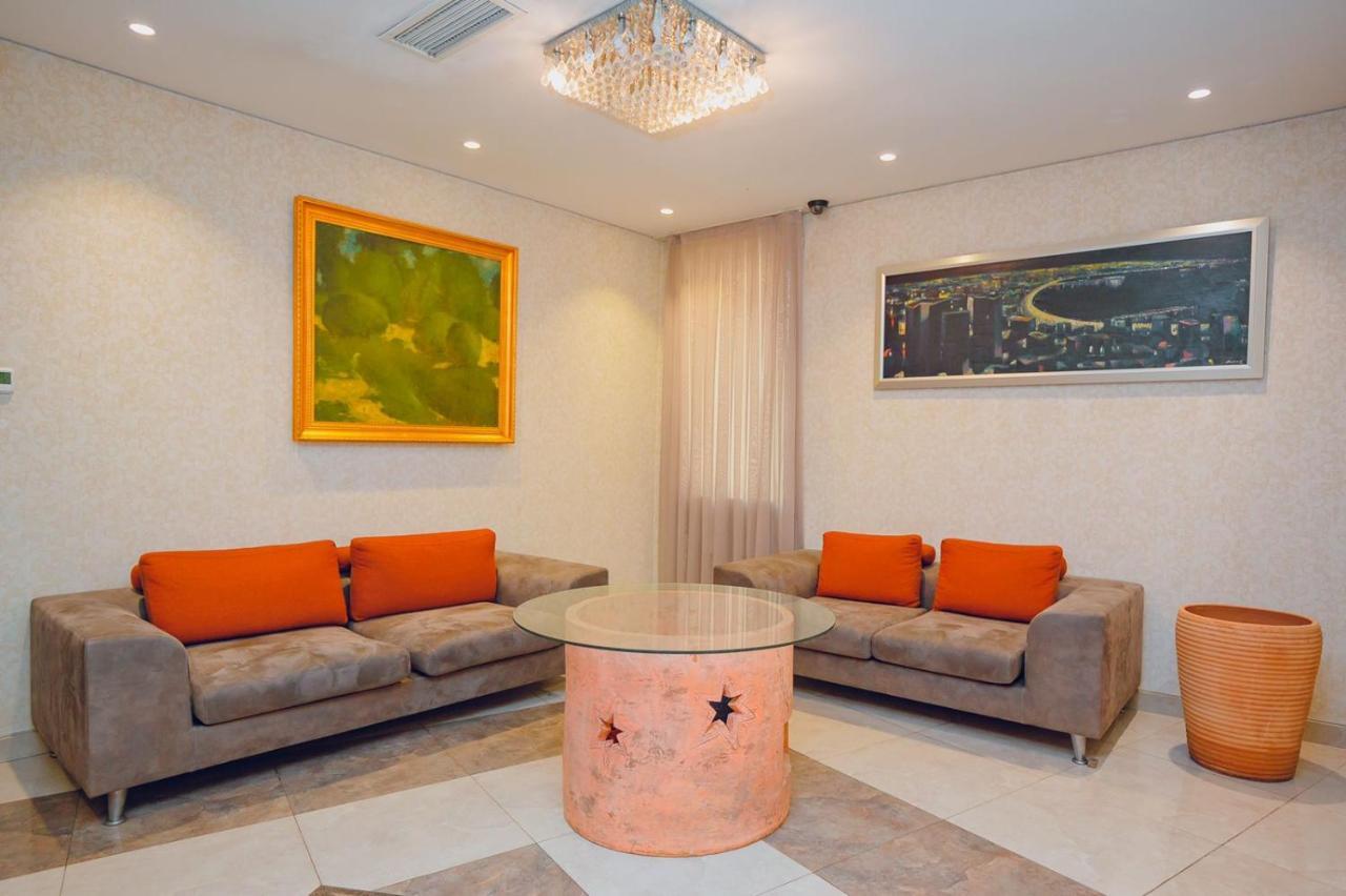 The Center Hotel Bakoe Buitenkant foto